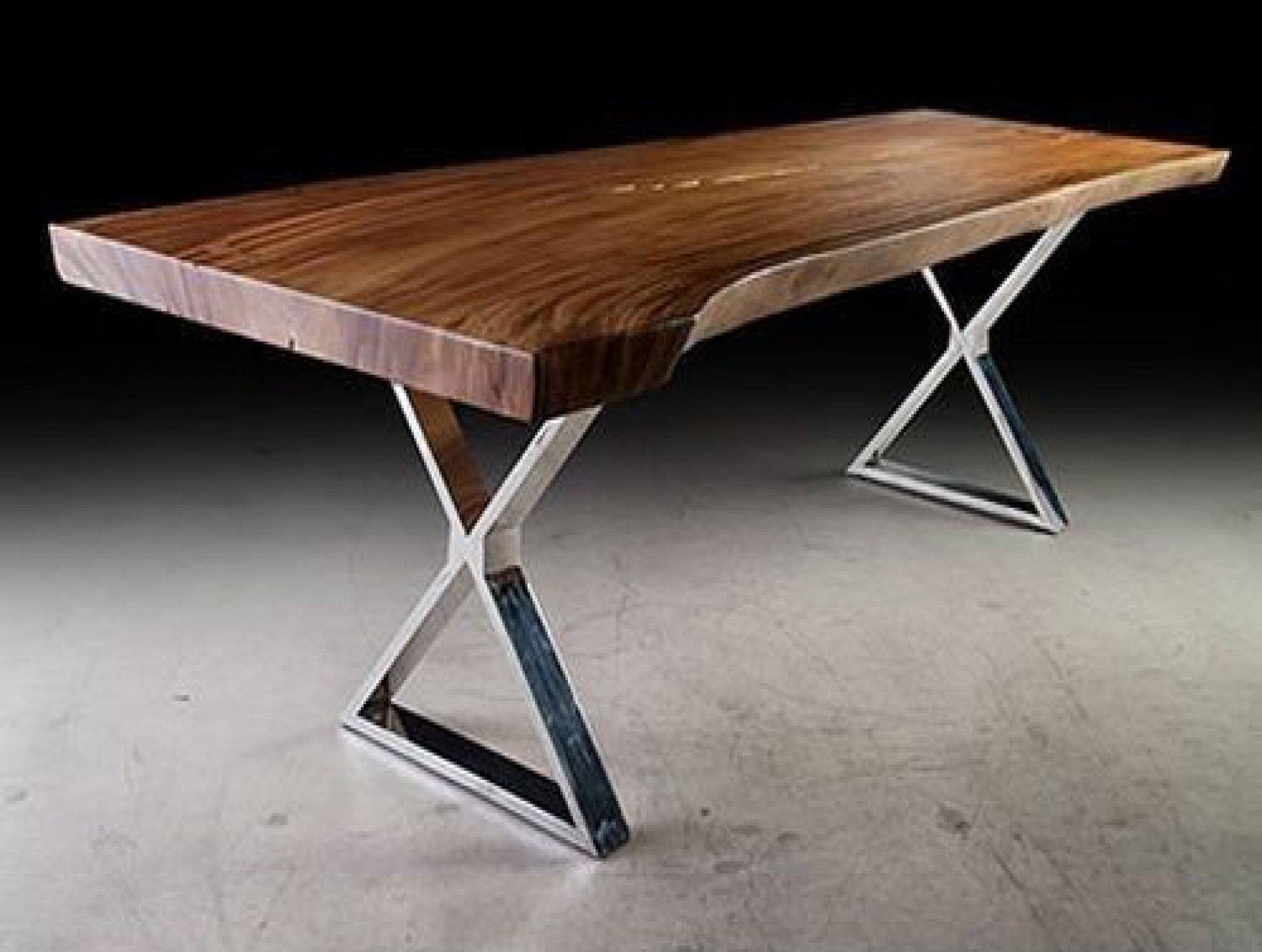 Деревянный столик на металлических ножках